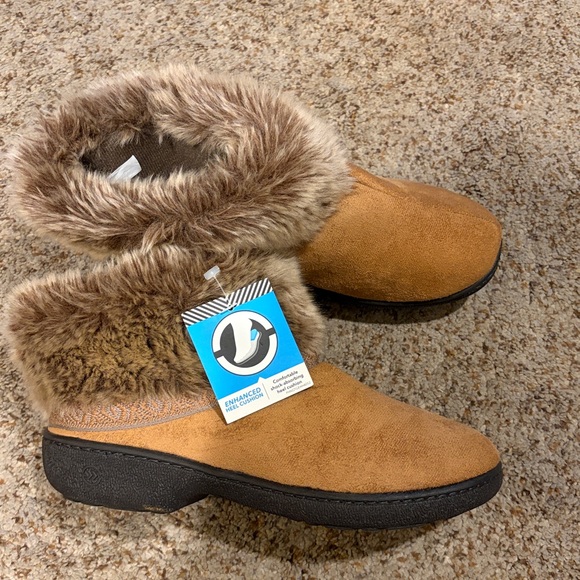 Isotoner Women's Tan Faux Fur ankle slippers size 7.5 / 8 - Picture 2 of 4